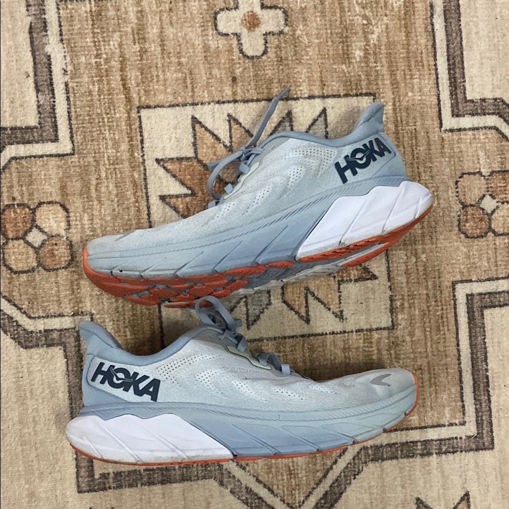 Hoka Arahi 6 Blue and White Athletic Shoes with Signature Cushioning